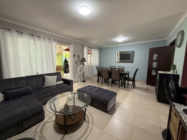 It sells duplex house in Villa Tívoli, Villas del Golf.