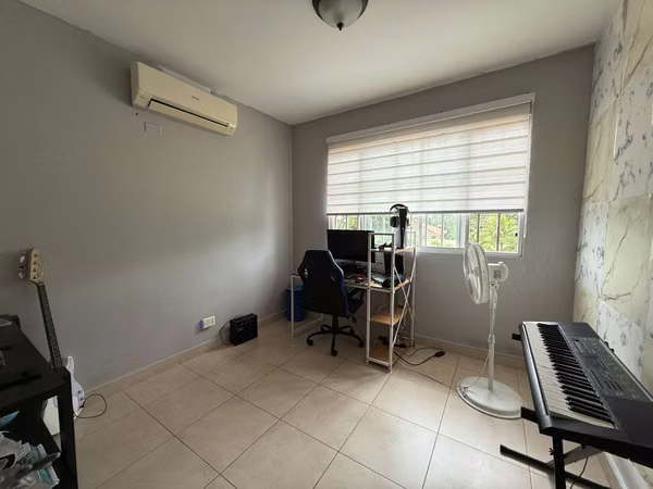 It sells duplex house in Villa Tívoli, Villas del Golf.