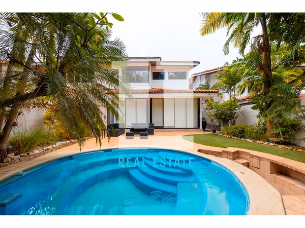 Se vende casa en Obarrio de 3 plantas