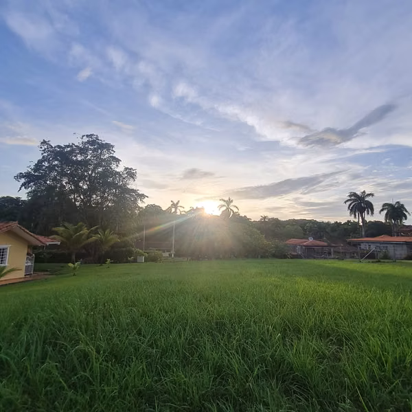Beautiful flat lot 9,949 m2, its good for two individual houses.