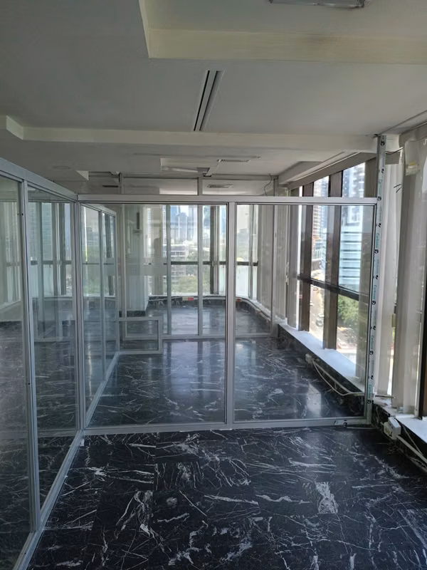 Office auction in Torre Bac