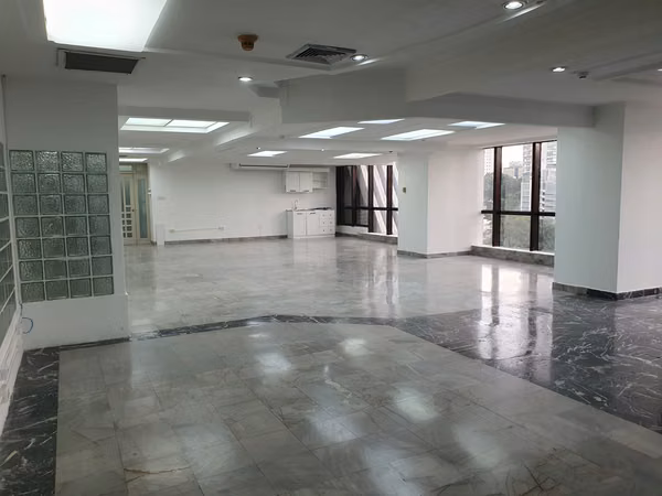 Office auction in Torre Bac