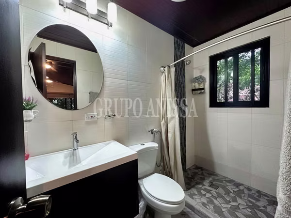 It sells Beautiful House in Zona Alta, Altos del Maria