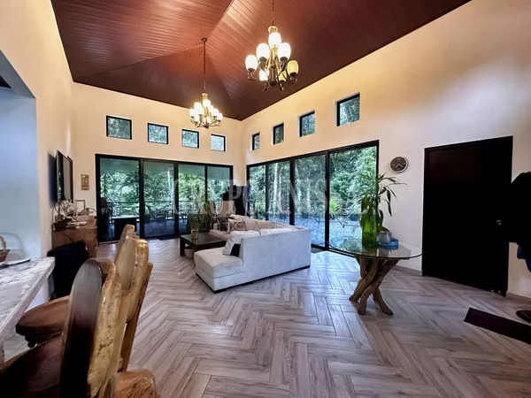It sells Beautiful House in Zona Alta, Altos del Maria