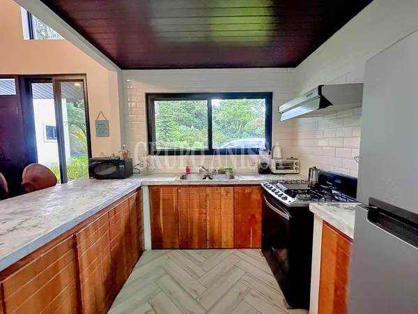 It sells Beautiful House in Zona Alta, Altos del Maria