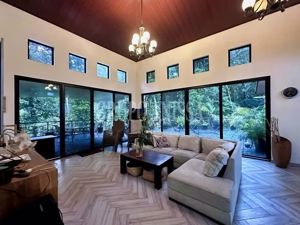 It sells Beautiful House in Zona Alta, Altos del Maria