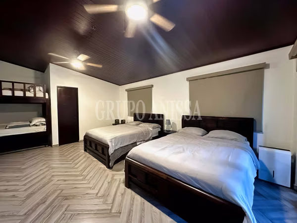 It sells Beautiful House in Zona Alta, Altos del Maria