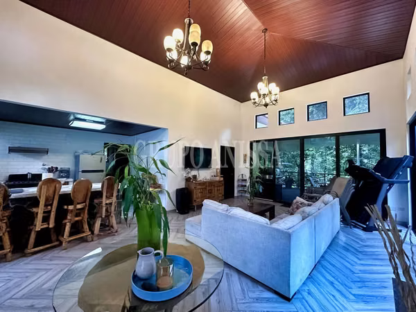 It sells Beautiful House in Zona Alta, Altos del Maria