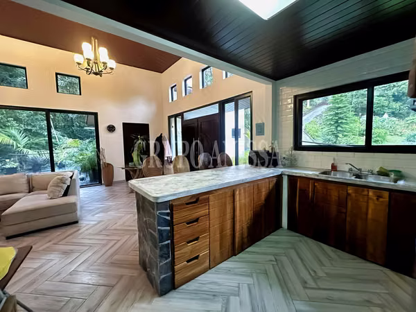 It sells Beautiful House in Zona Alta, Altos del Maria