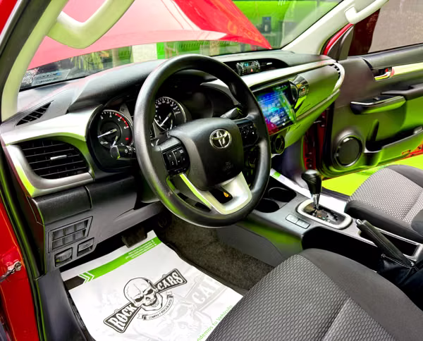 2023 TOYOTA HILUX TURBO DIESEL 4X4 CON BLOQUEO DE DIFERENCIAL TRASERO  EXCELENTE ESTADO NUEVO MUY BONITA.