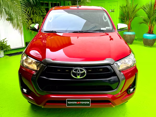 2023 TOYOTA HILUX TURBO DIESEL 4X4 CON BLOQUEO DE DIFERENCIAL TRASERO  EXCELENTE ESTADO NUEVO MUY BONITA.