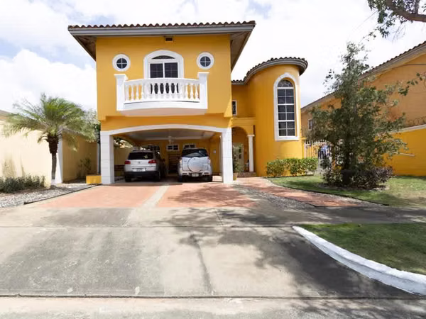 Vendo Casa Esquinera de 447 m² en PH Rainforest Villas, Altos de Panamá 26-699GG