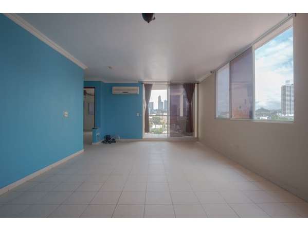 Oportunidad Amplio apartamento en El Carmen