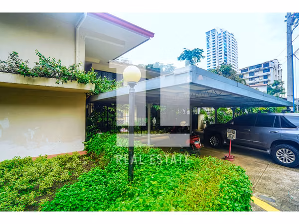 Se vende Edificio de tres niveles en la Cresta