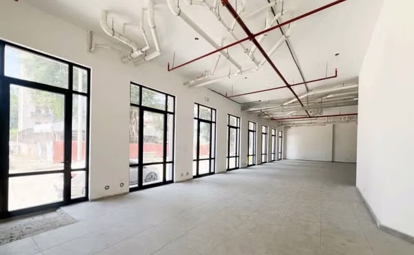 LOCALES COMERCIALES EN ESQUINA EN SANTA ANA EN VENTA O ALQUILER 339.5m²