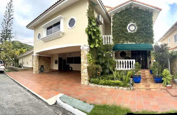 Casa Grande y Lujosa en Bosques De Las Cibeles