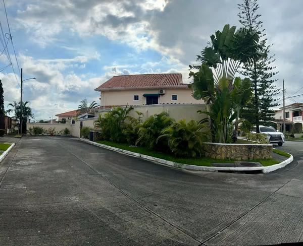 Casa Grande y Lujosa en Bosques De Las Cibeles