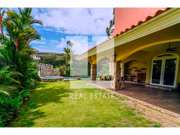 Se vende Casa estilo campestre en Altos del Golf