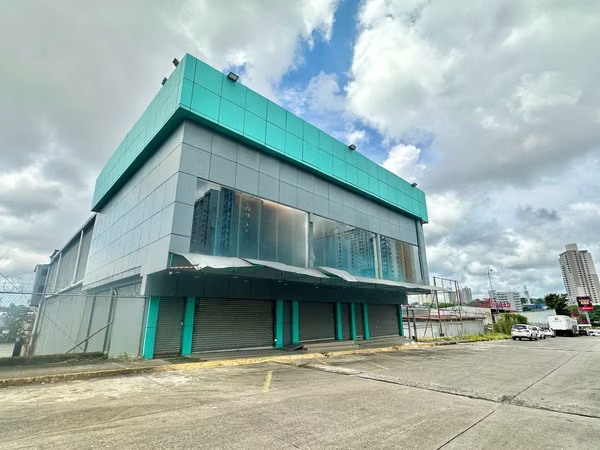 Venta de Local comercial con showroom y Bodega en Tumba Muerto