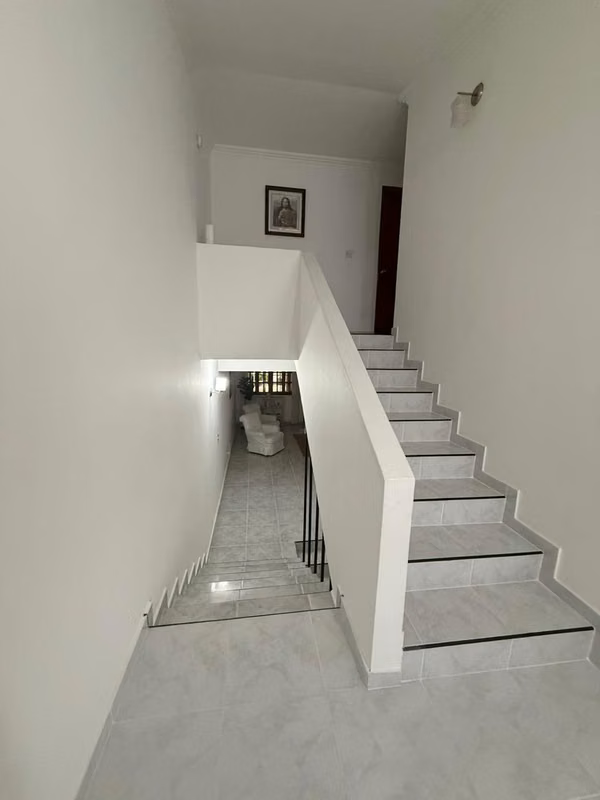 CASA EN ESQUINA – LISTA PARA MUDARSE