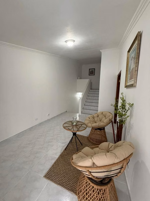 CASA EN ESQUINA – LISTA PARA MUDARSE