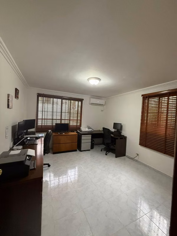 CASA EN ESQUINA – LISTA PARA MUDARSE
