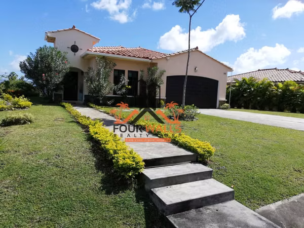 Venta de Casa en San Carlos con Casa de Huéspedes
