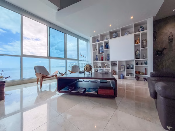 Apartamento en venta en Costa del Este Panamá – 4 habitaciones con doble altura