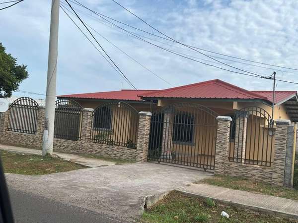 Se Vende Casa en Aguadulce 3 recamaras Barriada La Guadalupe