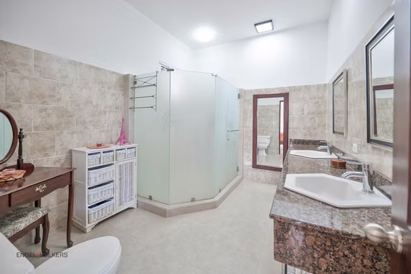 Multi family property for sale in Golden Reef, Santa Clara