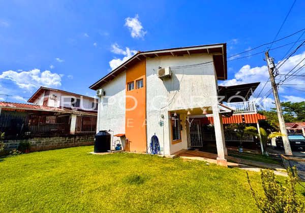 Cornered house for sale in Arraijan (PH Residencial Aragón)
