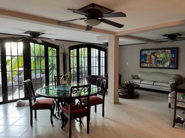 Se VENDE : Bella Duplex Familiar, El Cangrejo , 4 recámaras
