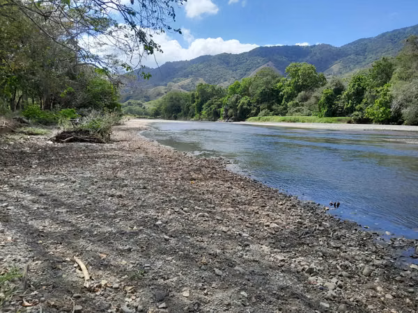 SE VENDE FINCA EN TONOSI (RÍO TONOSI POR EL MEDIO)