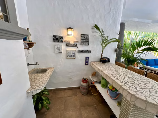 BOAT TIP HOUSE FOR SALE