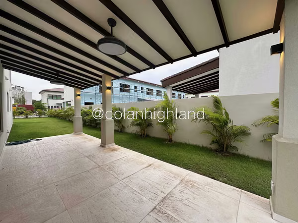 Venta Casa Unifamiliar de 688.38 m2 de Terreno en The Woods, Santa Maria
