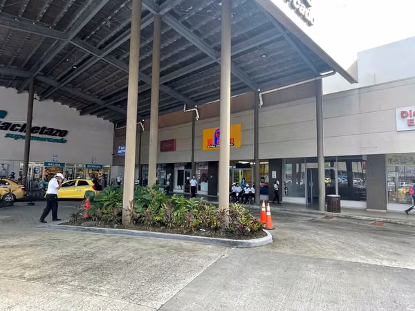 PLAZA NUEVO TOCUMEN ALQUILO LOCAL 141 M2 PLANTA BAJA $2,850