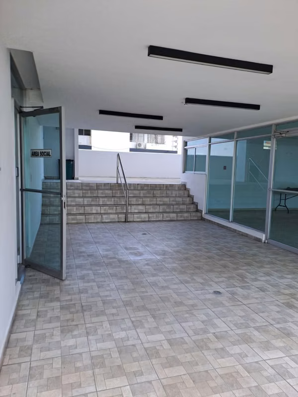 SE VENDE CÓMODO APARTAMENTO A UNA CUADRA DE AVENIDA BALBOA