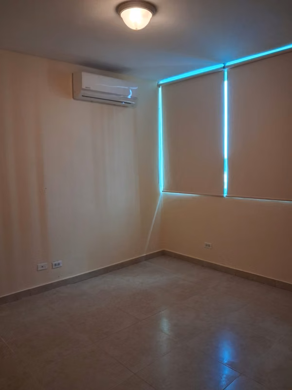 SE VENDE CÓMODO APARTAMENTO A UNA CUADRA DE AVENIDA BALBOA