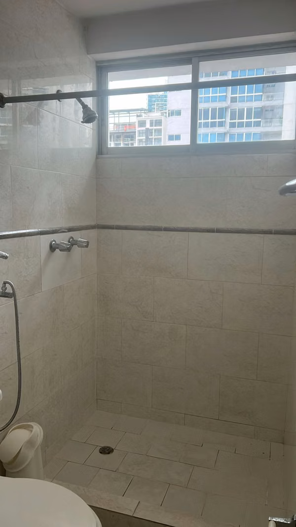 SE VENDE CÓMODO APARTAMENTO A UNA CUADRA DE AVENIDA BALBOA