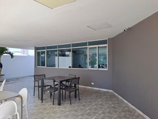 SE VENDE CÓMODO APARTAMENTO A UNA CUADRA DE AVENIDA BALBOA