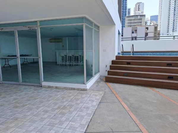 SE VENDE CÓMODO APARTAMENTO A UNA CUADRA DE AVENIDA BALBOA