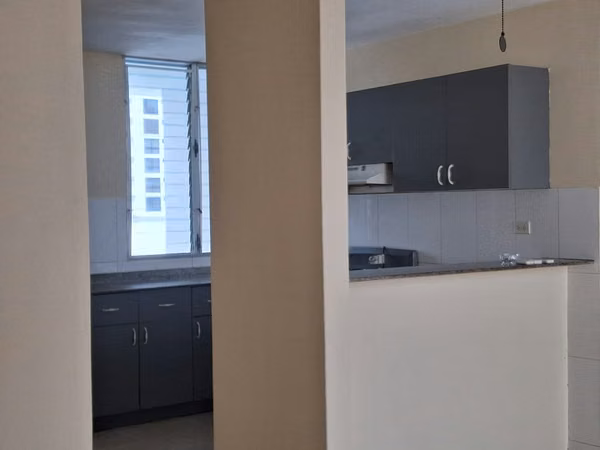 SE VENDE CÓMODO APARTAMENTO A UNA CUADRA DE AVENIDA BALBOA