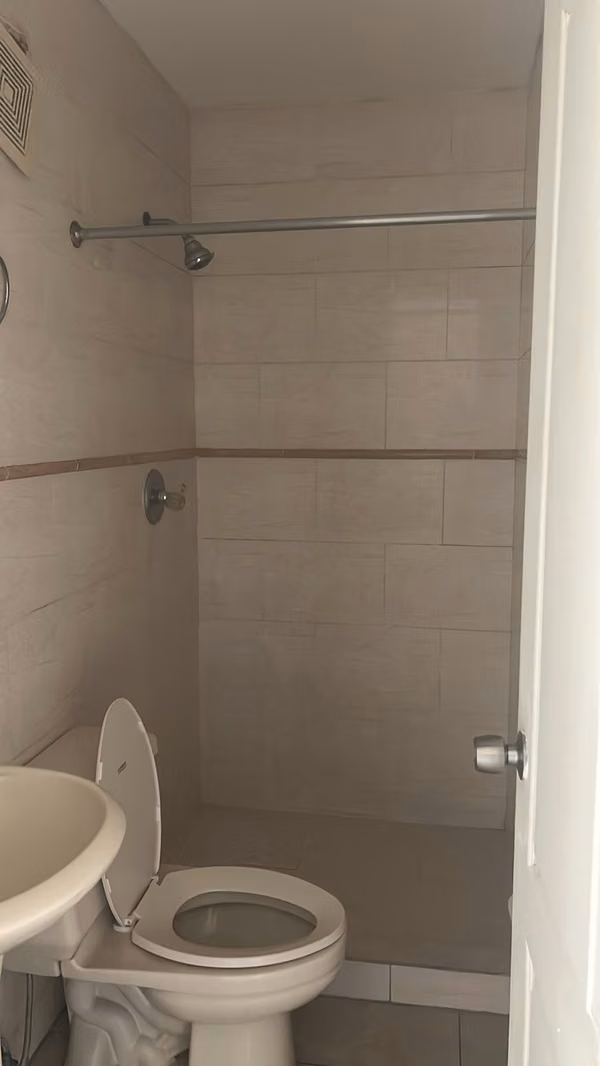 SE VENDE CÓMODO APARTAMENTO A UNA CUADRA DE AVENIDA BALBOA