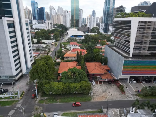 Venta de Terrenos en Obarrio de 1,968m2 y 900m2 de mejoras