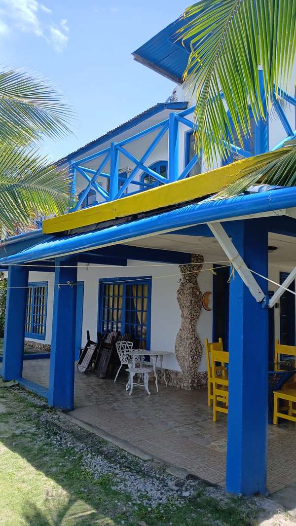 Casa Tropical con vista al mar, frente a Isla Grande, Juan Gallego
