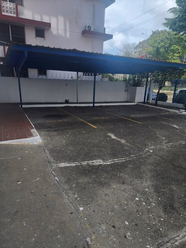 COMMERCIAL BUILDING FOR RENT IN LA ALAMEDA!