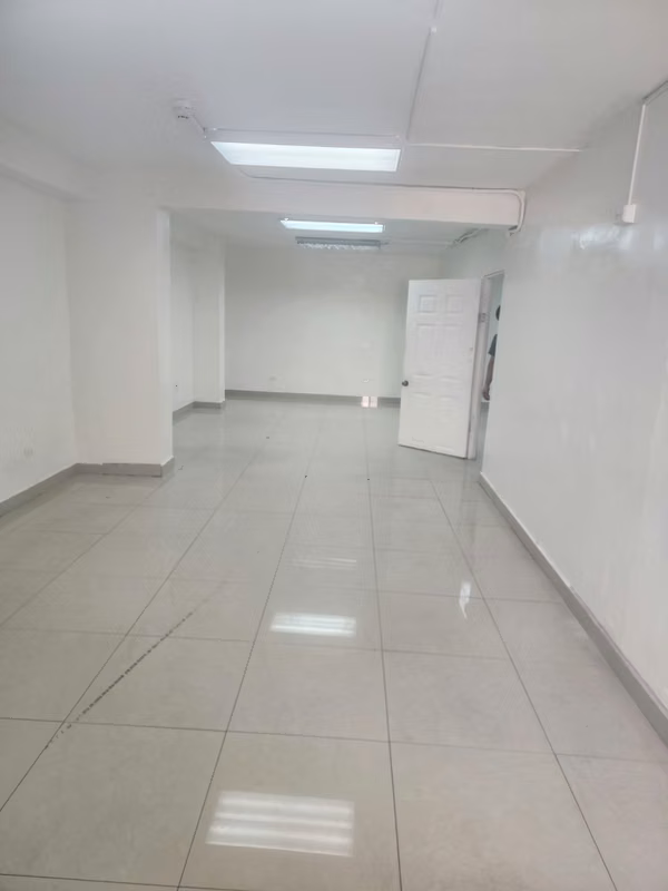 COMMERCIAL BUILDING FOR RENT IN LA ALAMEDA!