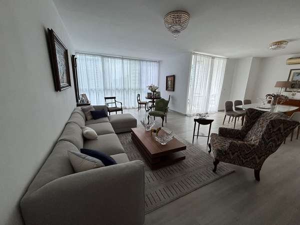 Impeccable and beautiful apartment