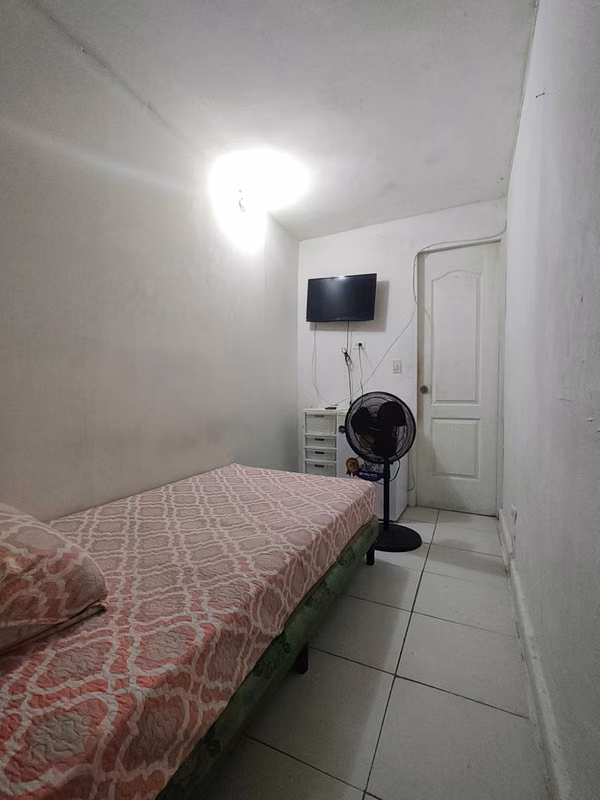 NICE ROOM CLOSE TO EST METRO CARMEN CHURCH
