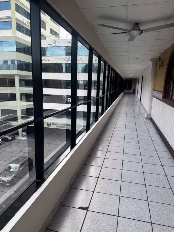 Local Offices ,HIGH VIEW SPA or DIstributor  in Marbella - 260 m2 - High Visibility - 3 Connected Offices